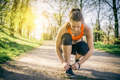 Девушка завязывает шнурки