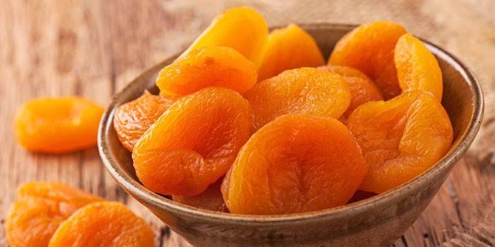 Курага в тарелке