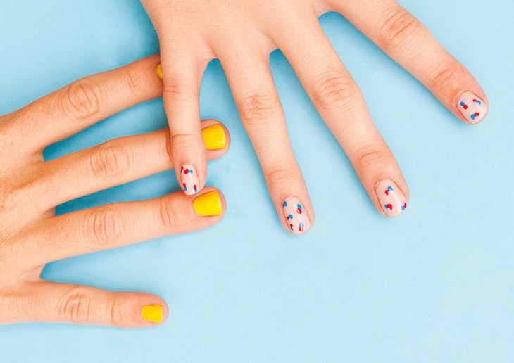 маникюр с точками