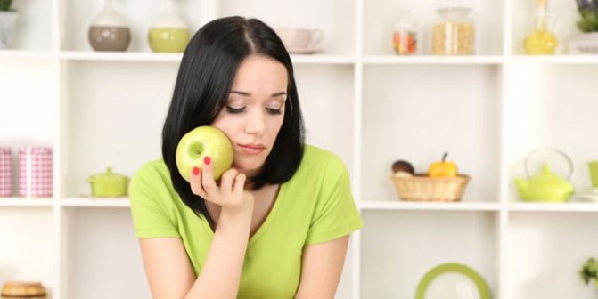 Молодая женщина с яблоком