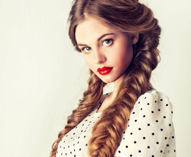 Прелестные новинки прически с плетением на фото